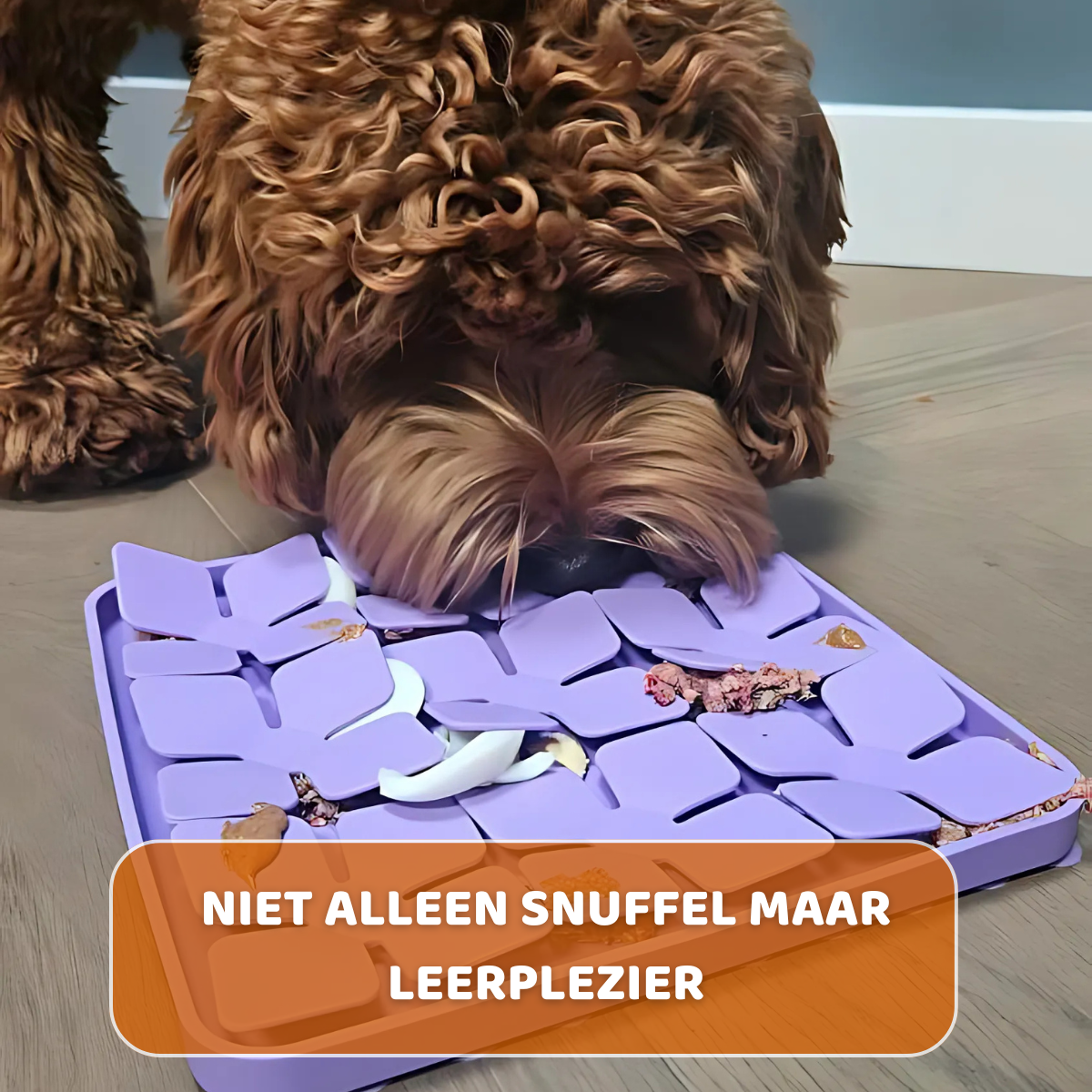 Siliconen snuffelmat voor honden met blaadjesdesign in paarse kleur, ideaal als slow feeder, Gemaakt va Duurzame Materialen dat veilig is voor jouw hond, HappyPaws, Perfect voor het dieet van je hond, Geschikt voor alle honden, Foto van Hond die enthousiast snoepjes eet van de silicone snuffelmat van HappyPaws